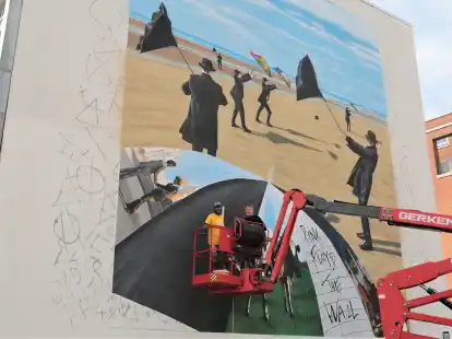 100 Quadratmeter &bdquo;Pink Floyd&ldquo; an einer Hauswand. Das Foto zeigt K&uuml;nstler Aziz Elgart und WTF-Gesch&auml;ftsf&uuml;hrer Michael Diers kurz vor Vollendung des Wandbildes.