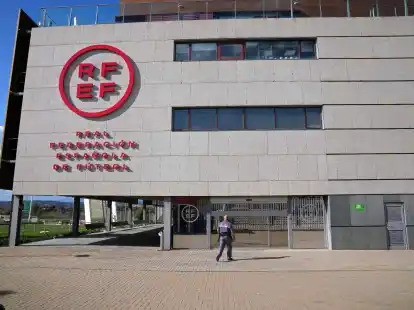 Der Kuss-Skandal um Luis Rubiales besch&auml;ftigt den spanischen Fu&szlig;ballverband&nbsp;weiter.