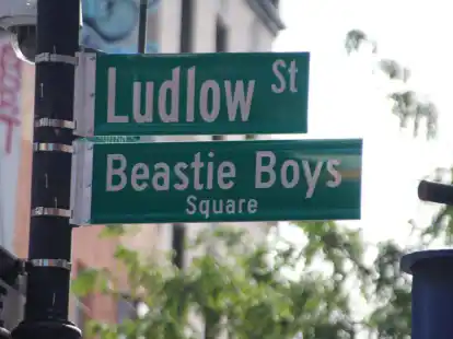 Nach langen Verhandlungen mit der Stadtverwaltung ist eine Stra&szlig;enkreuzung in New York jetzt nach den Beastie Boys benannt.