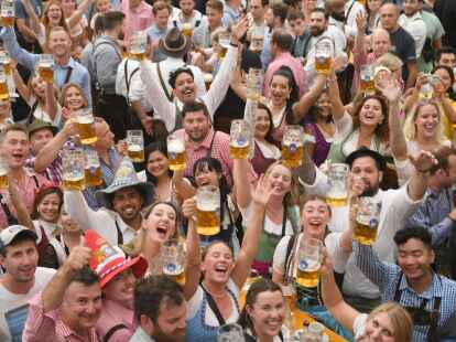 Bei den G&auml;sten im Hofbr&auml;uzelt herrscht ausgelassene Stimmung.