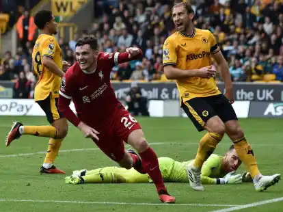 Liverpool-Verteidiger Andrew Robertson (vorne l) bejubelt seinen Treffer zum 2:1.