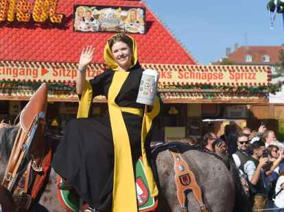 Das M&uuml;nchner Kindl sitzt beim Einzug der Wiesnwirte auf einem Pferd. (Felix H&ouml;rhager/dpa)