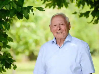 Oskar Lafontaine steht in seinem Garten in der N&auml;he von Merzig.