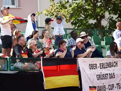 Fans verfolgen das Duell mit Bosnien-Herzegowina auf den R&auml;ngen.