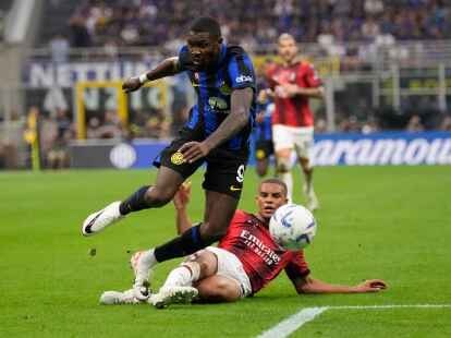 Inters Marcus Thuram (l) und Milans Malick Thiaw im Kampf um den Ball.