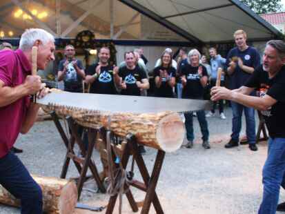 Die Sieger: Erwin Denker (links) und Edgar Bihlmeyer gewinnen die 1. S&auml;gemeisterschaft beim Dorffest Portsloge.