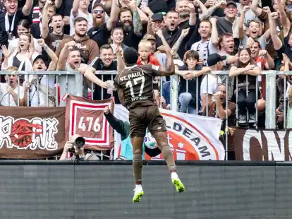 Sankt Paulis Oladapo Afolayan schie&szlig;t noch vor der Halbzeit das 3:0 gegen Holstein Kiel.