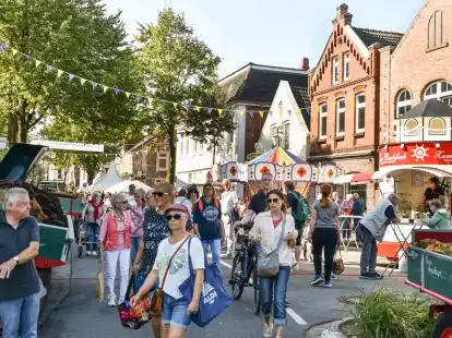 Tausende Besucher besuchten das Westerstra&szlig;enfest bei strahlendem Sonnenschein.