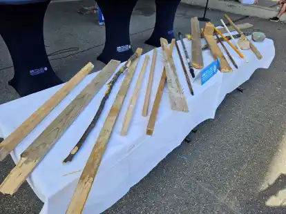 Von der Polizei gesichterte St&ouml;cke und Latten liegen vor der Pressekonferenz zu den Ausschreitungen auf einem Tisch.