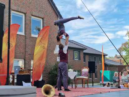 Waghalsige Darbietung und eine Prise Humor: Das Artistik-Duo &bdquo;Kira und Anders&ldquo; brachte die Zuschauer zum Lachen und Staunen.