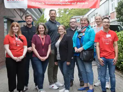 Vor der Typisierungsaktion in Wildeshausen: das Orgateam mit den DKMS-Volunteers (von links) Claudia-Juliane Graf, Roman Helbig, Melanie Lange, Carsten L&ouml;wenkamp, Juliane Schr&ouml;der, Holger Rinne, Rita Gogolin, Christin Rolli&eacute; und Dinh Manh Le