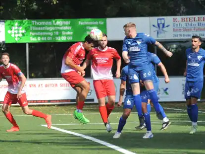 Brakes Fußballer (in Rot)  gewannen das turbulente Heimspiel gegen den Titelanwärter WSC Frisia Wilhelmshaven knapp
