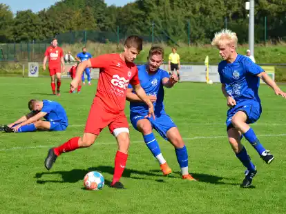 Zweifacher Torschütze: Ole Lehmkuhl (am Ball) erzielte das zwischenzeitliche 3:0 und 4:0 beim klaren 7:0-Auswärtserfolg des VfL Wildeshausen II gegen Ganderkesee.