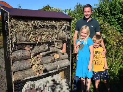Familie Wiechmann freut sich über das selbstgebaute Insektenhotel.