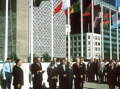 UN-Generalsekret&auml;r Kurt Waldheim (3.v.l.) h&auml;lt am 19. September 1973 w&auml;hrend der Flaggenzeremonie eine Begr&uuml;&szlig;ungsrede vor dem UN-Geb&auml;ude in New York.