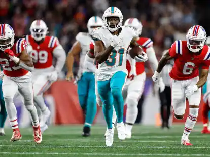 Running Back Raheem Mostert von den Miami Dolphins l&auml;uft den New England Patriots zu einem Touchdown davon.
