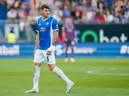 Darmstadts Matej Maglica verl&auml;sst nach seiner roten Karte das Spielfeld.