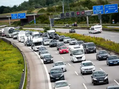 Stockender Verkehr auf der Autobahn A1 bei Moorfleet im August.