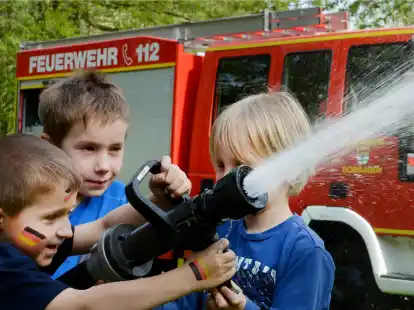Spritzen bei einer &Uuml;bung mit einem Strahlrohr: Christian (7, von links), Tim (7) und Julius (6) von der Kinderfeuerwehr. Die Landesregierung m&ouml;chte den Feuerwehr-Nachwuchs st&auml;rken.