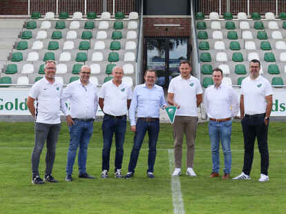 Partnerschaft geschlossen (v.l.):  Frank Janssen, Tobias Flerlage, Reinhard Sch&ouml;ning, Daniel Runden, Andre Sch&ouml;ning, Dennis Burke, Michael Schaub