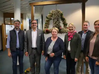 Bei der &Uuml;bergabe der Erntekrone: Hendrik Ripken, Ortsverbandsvorsitzender des Landvolks Berne/Neuenkoop,  Landrat Stephan Siefken, Jakkelien B&auml;deker, Ute Cornelius, Vorsitzende des Kreislandfrauenverbands Wesermarsch, Dr. Karsten Padeken, Vorsitzender des Kreislandvolks und Heike Schmidt, Vorstandsmitglied des Kreislandfrauenverbandes.