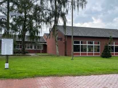 Das  sanierungsbed&uuml;rftige Dorfgemeinschaftshaus in &bdquo;C&auml;ci&ldquo;: Der Altbau (links) stammt aus den 1960ern, der Anbau mit Saal von Anfang der 1980er.