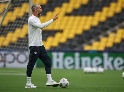 Leipzigs Trainer Marco Rose lie&szlig; seine Mannschaft mit Turnschuhen trainieren.