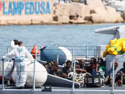 Gerettete Migranten im Hafen der italienischen Insel Lampedusa. Die Ankunft Tausender Bootsmigranten in kurzer Zeit hat die Insel an ihre Grenzen gebracht.