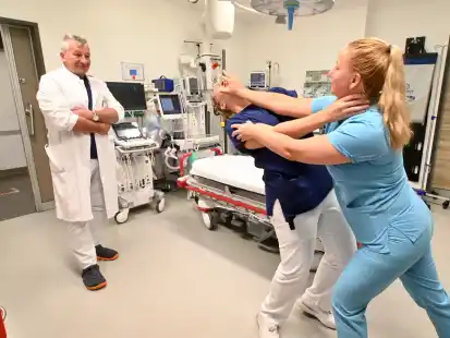 Nur Training: Christin Schr&ouml;der (rechts) zeigt einer Kollegin, wie sie jemanden abwehren kann, der sie w&uuml;rgen will. Dr. Thomas Henke, Leiter des Zentralen Notfallzentrums im Evangelischen Krankenhaus, schaut zu.
