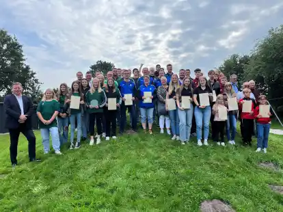 Mit zufriedenen Gesichtern stellten sich die geehrten Sportler der Samtgemeinde Holtriem f&uuml;r ein Gruppenfoto auf.