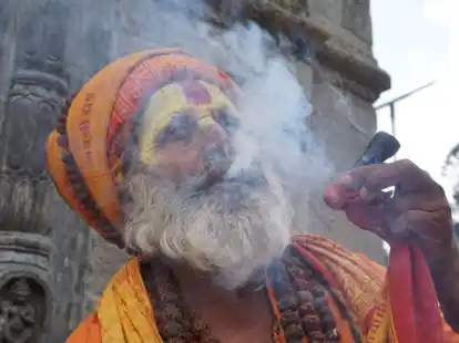 Ein Sadhu raucht Marihuana auf dem Gel&auml;nde eines Tempels in Kathmandu.
