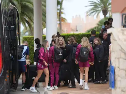 Die Spielerinnen der spanischen Nationalmannschaft bei der Ankunft im Hotel in Oliva.