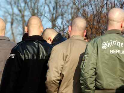 Neonazis stehen w&auml;hrend einer Demonstration zusammen. Bundesinnenministerin Faeser hat den rechtsextremistischen Verein &bdquo;Hammerskins Deutschland&ldquo;, seine regionalen Chapter und die Teilorganisation &bdquo;Crew 38&ldquo; verboten. Auch im Nordwesten ist das Neonazi-Netzwerk aktiv.