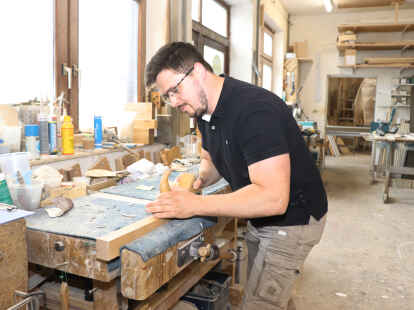 Er wei&szlig; mit den Werkzeugen umzugehen: Der angehende Tischler Andrey B&uuml;che.