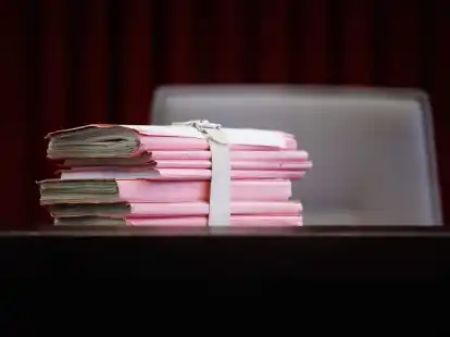 Prozessakten liegen im Schwurgerichtssaal 205 im Landgericht Paderborn, wo &uuml;ber eine Sicherungsverwahrung f&uuml;r Wilfried W. entschieden wird.