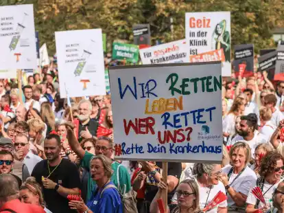 Mehrere tausend Besch&auml;ftigte nordrhein-westf&auml;lischer Krankenh&auml;user fordern vor dem Landtag in D&uuml;sseldorf mehr Geld von der Bundesregierung f&uuml;r die Kliniken.