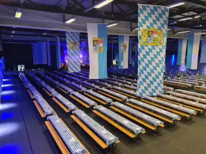 Die Sparkassen-Arena wird f&uuml;r das Auricher Oktoberfest aufwendig hergerichtet. 108 Biertische m&uuml;ssen aufgestellt und extra Boden verlegt werden.