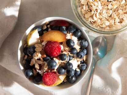 Eine Hand voll Fr&uuml;chte ins M&uuml;sli:&nbsp;Obst bringt Vitamine sowie Mineralstoffe ins Fr&uuml;hst&uuml;ck.