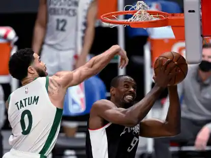 Serge Ibaka (r) ist zum FC Bayern M&uuml;nchen gewechselt.