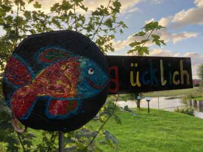 Auch Gisela Antons hat sich am Skulpturenpark beteiligt: sie malte den gl&uuml;cklichen Fisch.