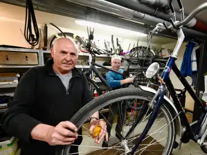 Thorsten Strau&szlig; (hinten) hofft f&uuml;r das Projekt &bdquo;Fahrr&auml;der f&uuml;r Fl&uuml;chtlinge&ldquo; wieder auf zahlreiche ausgediente Fahrr&auml;der, die Oldenburgerinnen und Oldenburger spenden. Gebraucht werden vor allem Damen- und Jugendr&auml;der.
