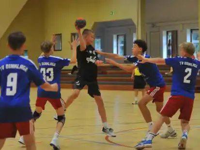 Die Elsflether C-Jugend (dunkle Trikots) hatte alles im Griff.