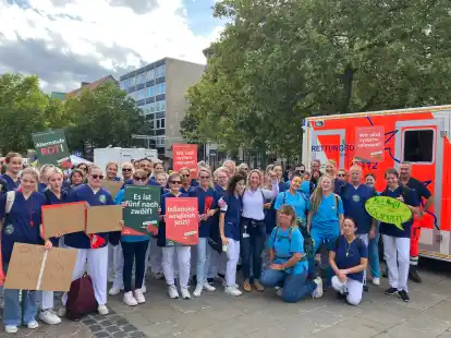 Zeigen Flagge auf dem Opernplatz in Hannover: Besch&auml;ftigte des Evangelischen Krankenhauses in Oldenburg (in der Mitte: Vorstand Kristina Minder) vor dem Rettungswagen der Oldenburger Johanniter