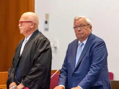 Der angeklagte Bankier Christian Olearius (r) steht neben seinem Anwalt Peter Gauweiler im Bonner Landgericht.