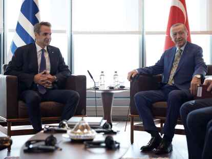 Griechenlands Ministerpr&auml;sident Kyriakos Mitsotakis (l) und der t&uuml;rkische Pr&auml;sident Recep Tayyip Erdogan planen ein gemeinsames Treffen.