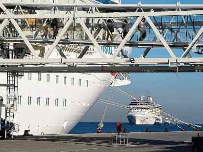&Uuml;ber diese neuen Passagierbr&uuml;cken werden die Reisenden in Bremerhaven  zum oder vom Kreuzfahrtschiff gef&uuml;hrt.