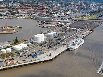 Aus der Luft ist das Ausma&szlig; der neuen Columbuskaje besonders gut zu erkennen. Als dieses Bild entstand, hatte gerade das ehemalige ZDF-Traumschiff &bdquo;Deutschland&ldquo; in Bremerhaven festgemacht.