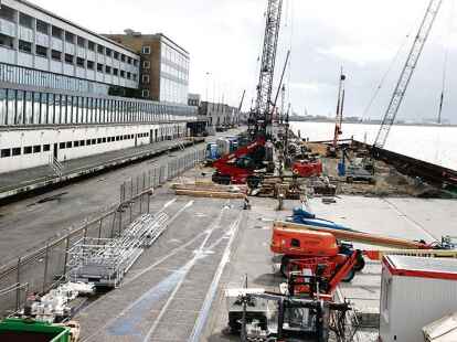 Ein Foto aus diesem Jahr: Die neue Columbuskaje wird direkt in die Weser hinein gebaut.