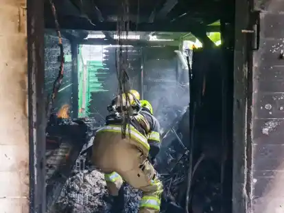 Unter schwerem Atemschutz bek&auml;mpften die Feuerwehrleute das Feuer.