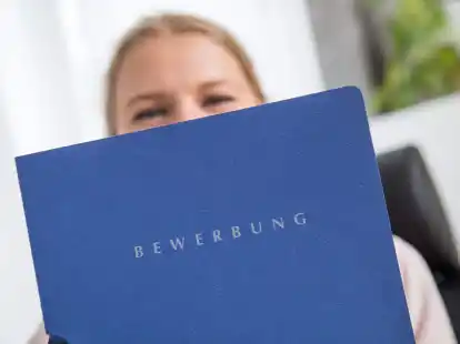 Das allererste Vorstellungsgespr&auml;ch steht an? Dann hei&szlig;t es vor allem: Antworten auf klassische Fragen vorbereiten, p&uuml;nktlich sein - und sich nicht verr&uuml;ckt machen.